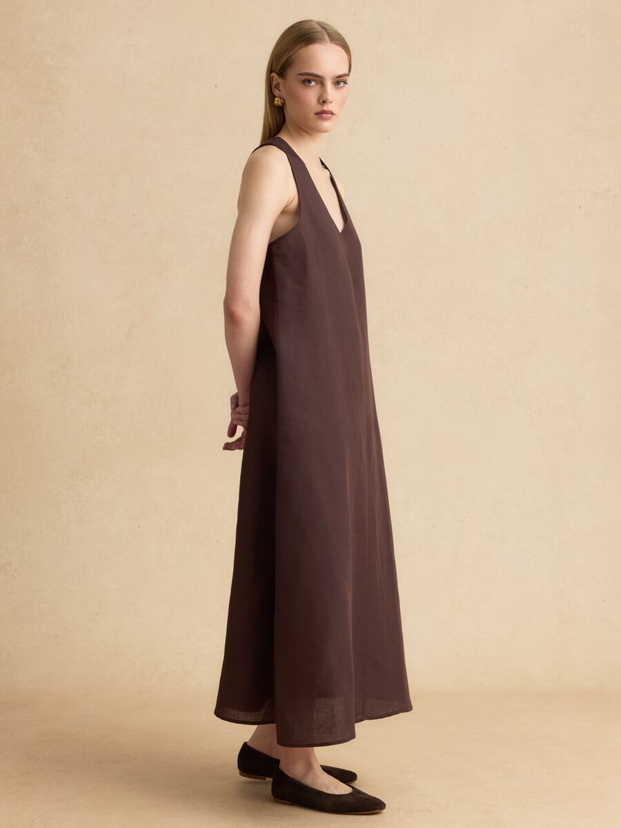 Abito maxi marrone in misto lino e viscosa regular fit con scollo a V_0