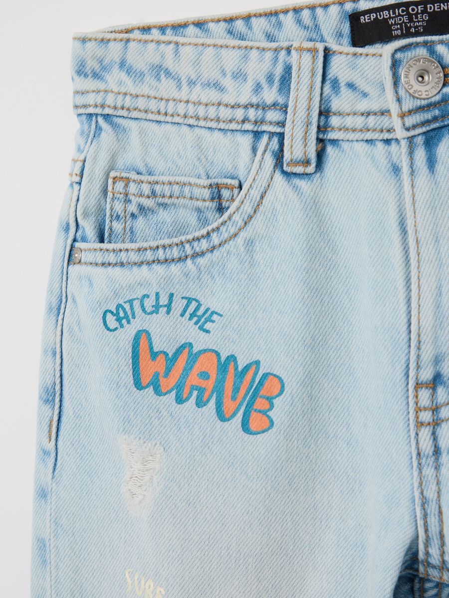 Light denim Bermuda shorts with five pockets and print_2