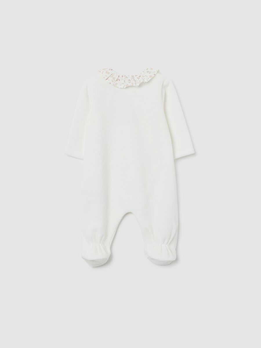 Tutina bianca in velour con colletto a volant_1