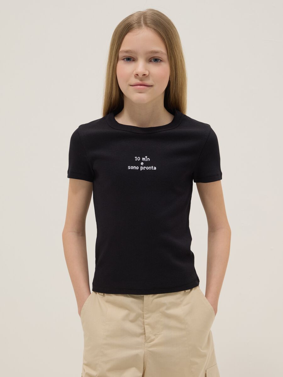 T-shirt fitted in cotone elasticizzato nera da ragazza con frase_0