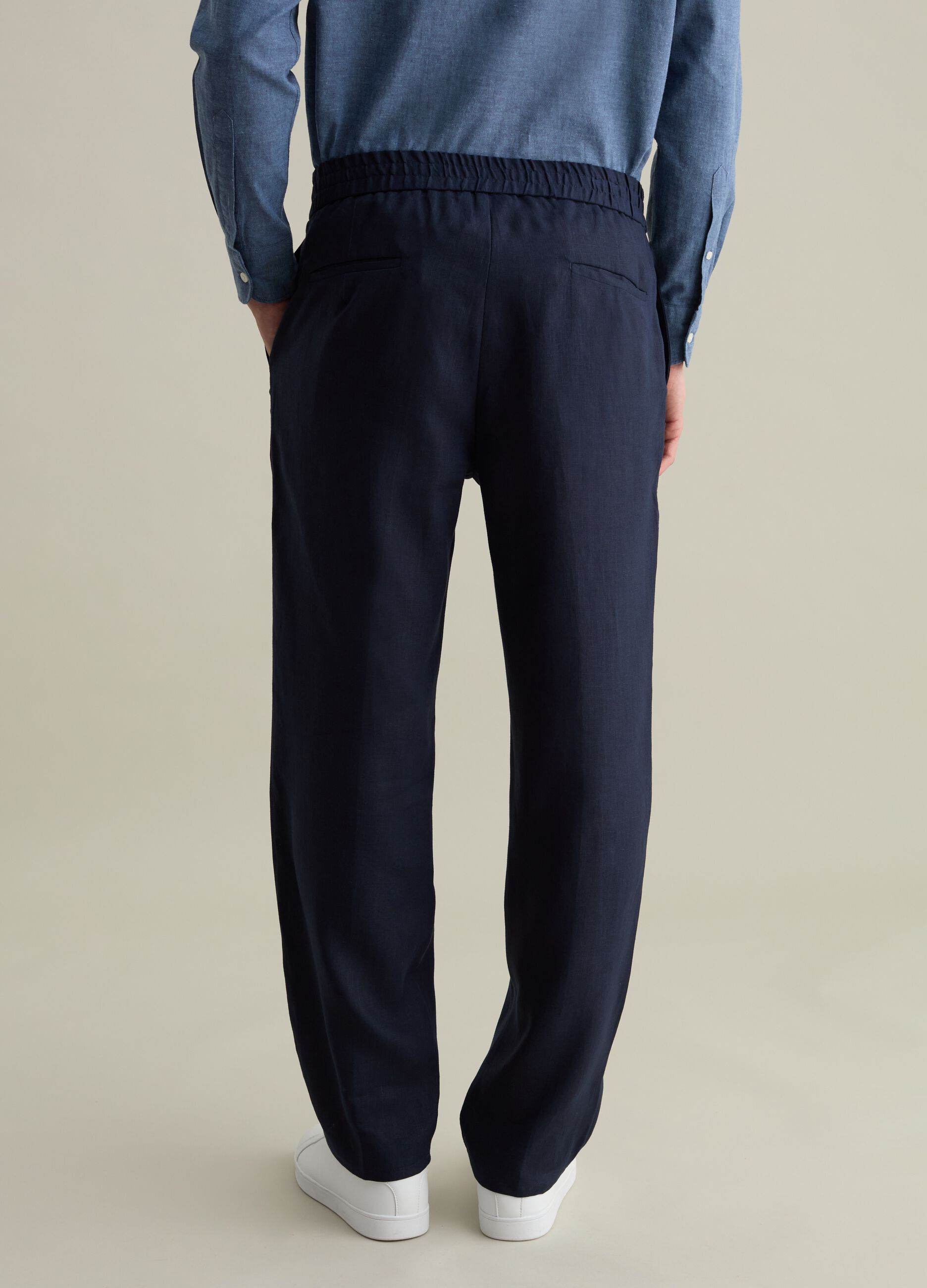 Contemporary trousers in linen