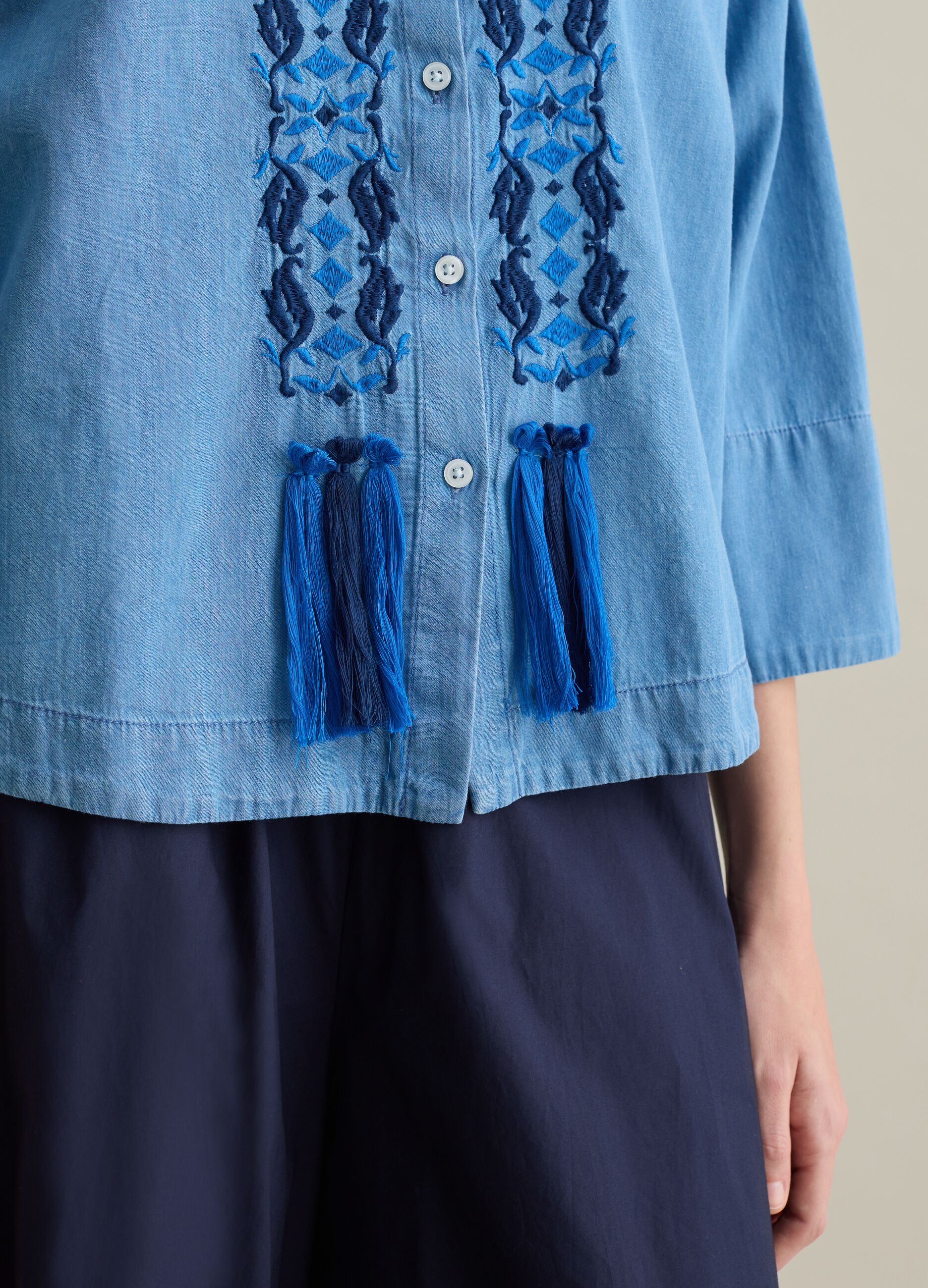 Women's oversized denim shirt in 100% cotton with regular fit and embroidery