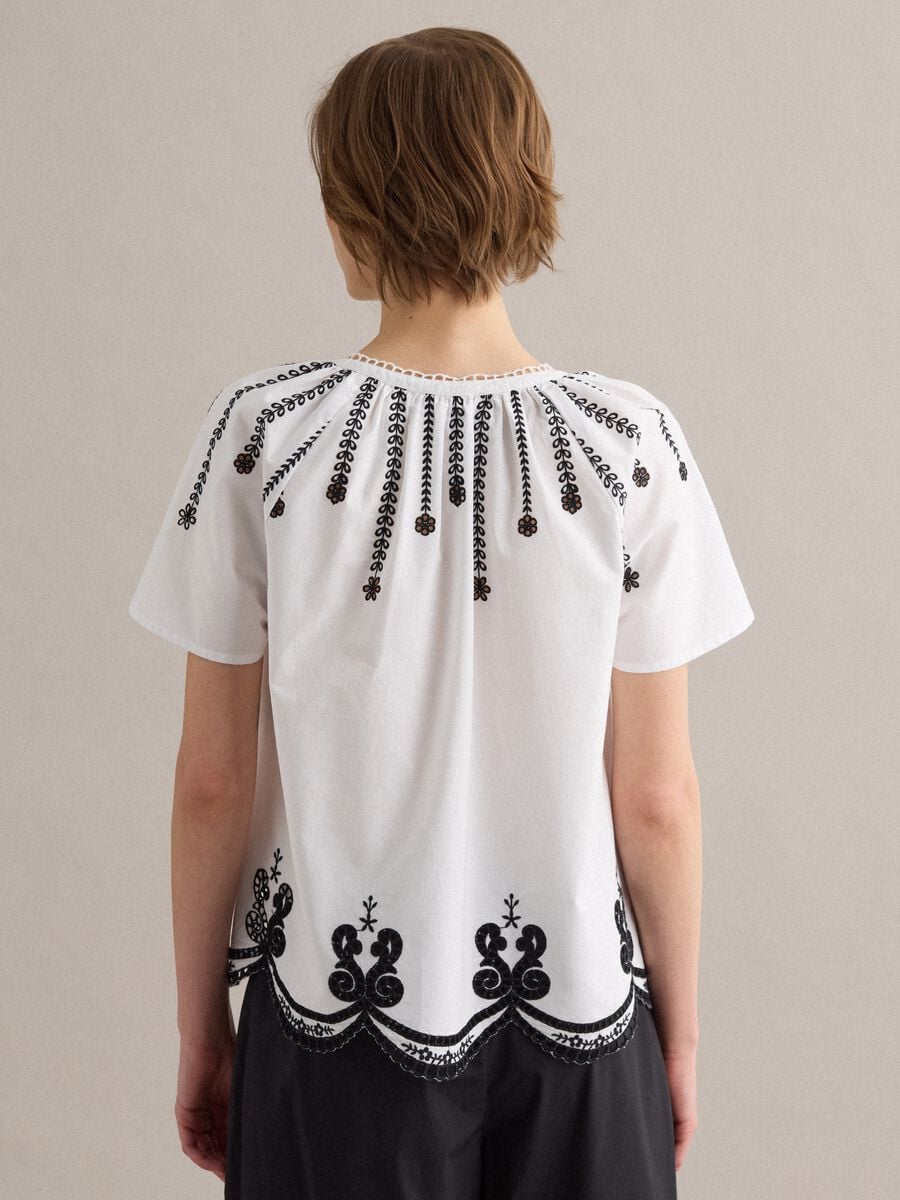 Camicia bianca in puro cotone con ricami_3