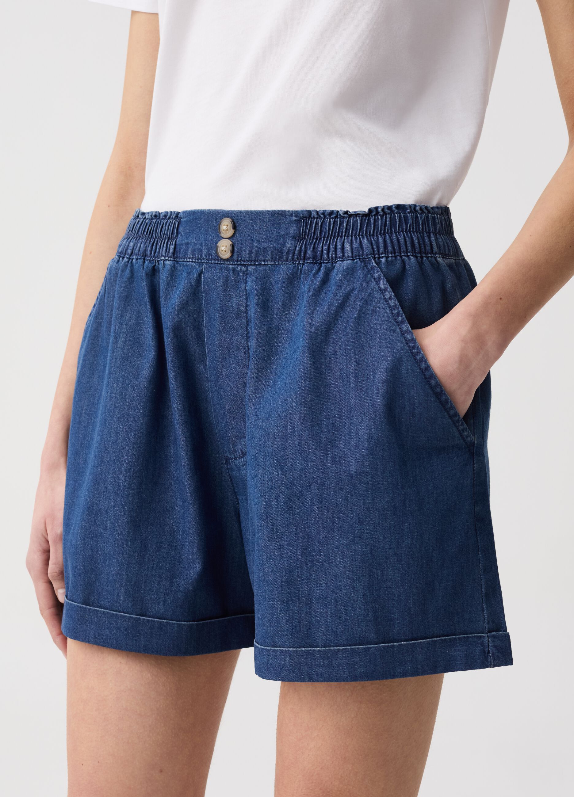 Fluid denim shorts with pockets