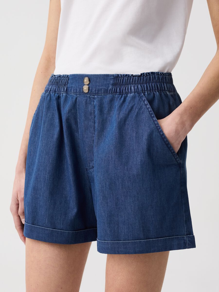 Shorts in denim fluido con tasche_1