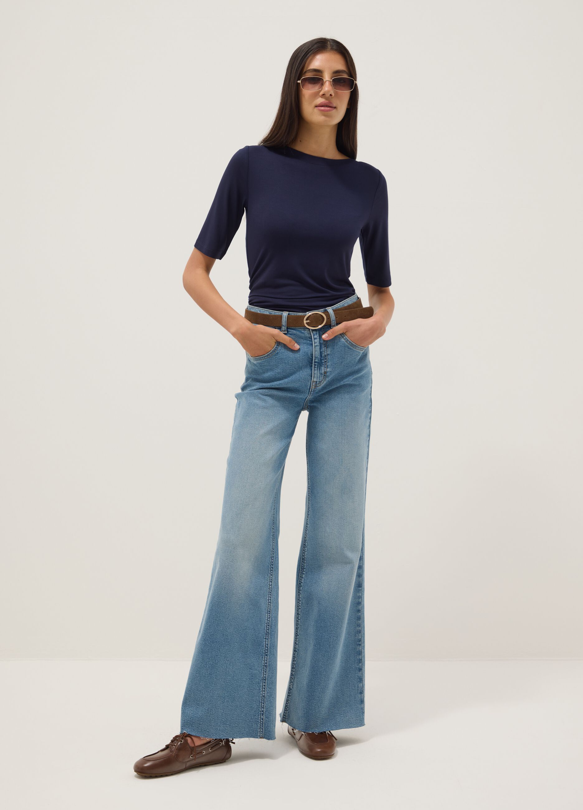 T-shirt in viscosa elasticizzata blu regular fit con scollo a barca