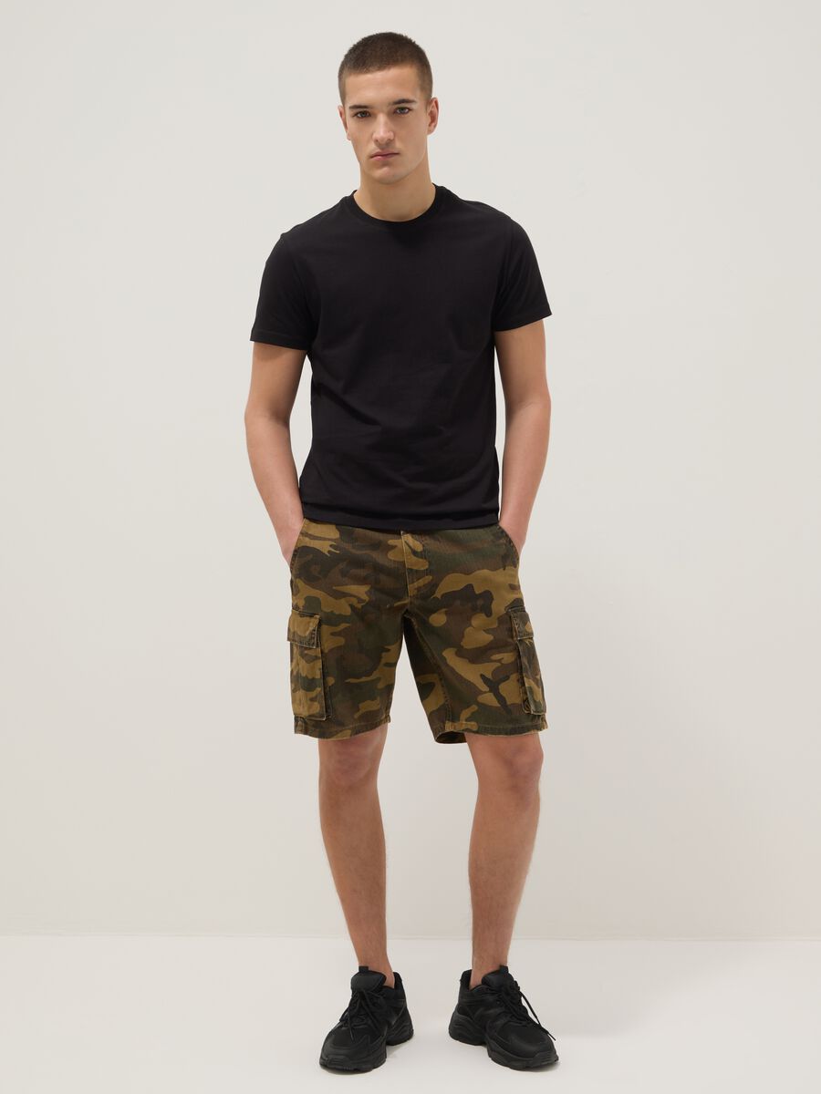 Green cotton cargo shorts_0