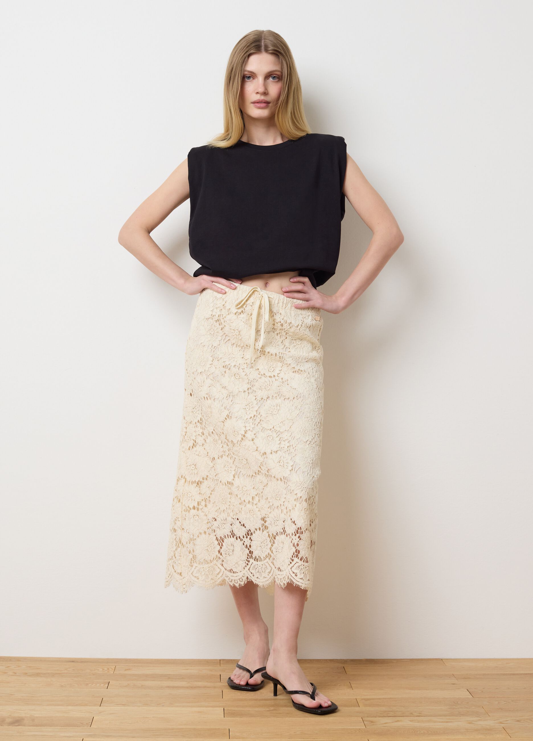 Long skirt in lace