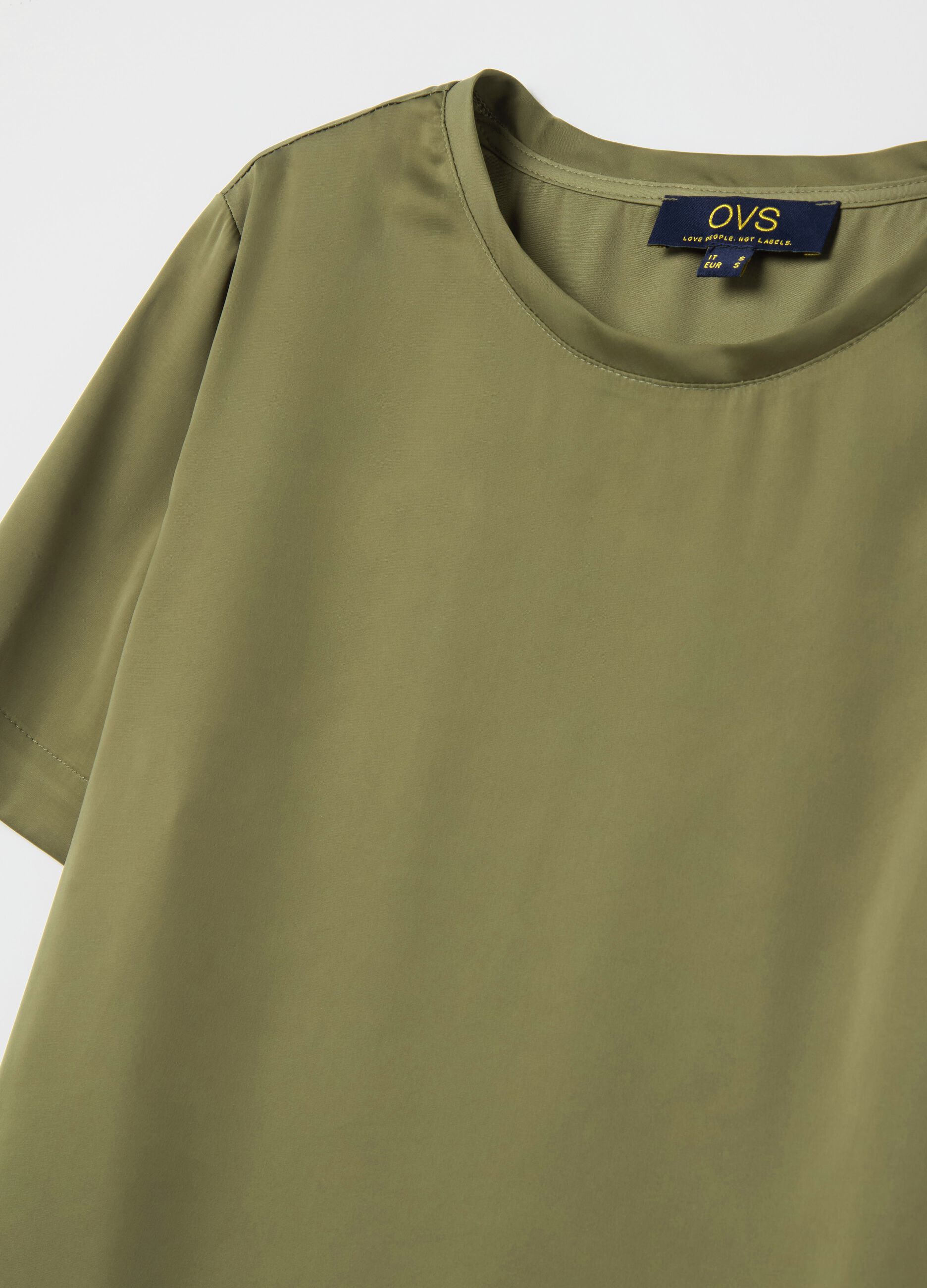 Blusa in satin a maniche corte