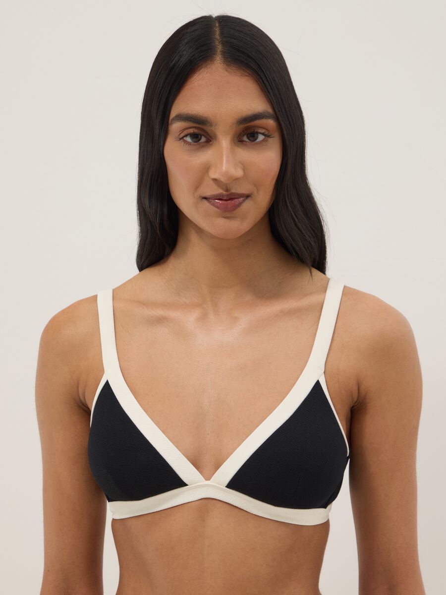 Top bikini in tessuto elasticizzato nero con bordi e spalline bianche_0