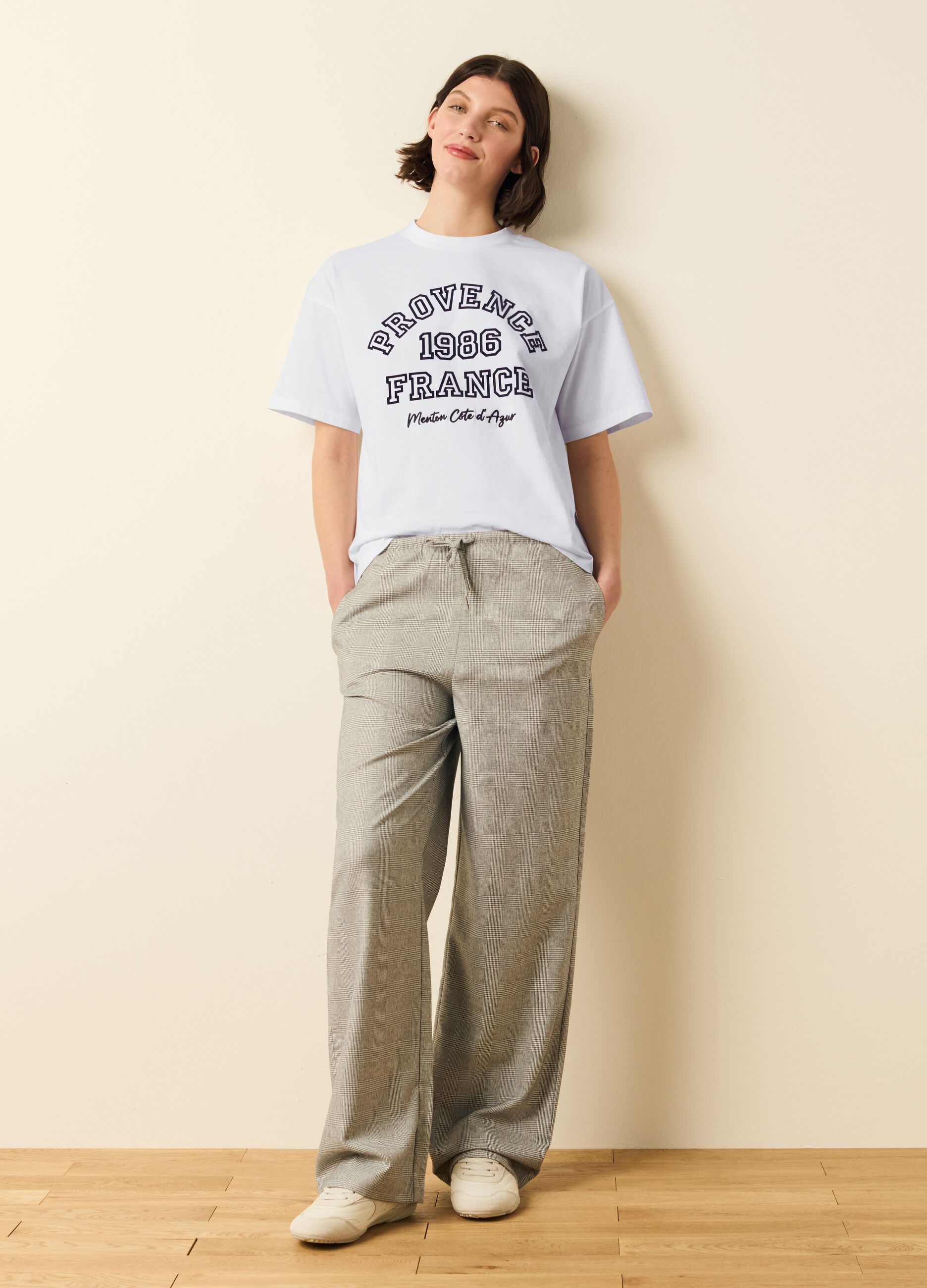 T-shirt con ricamo e stampa