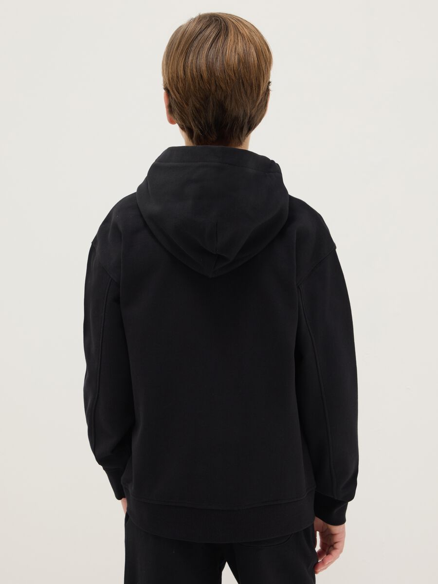 Felpa nera per ragazzo in puro cotone vestibilit&agrave; over con cappuccio e zip_1