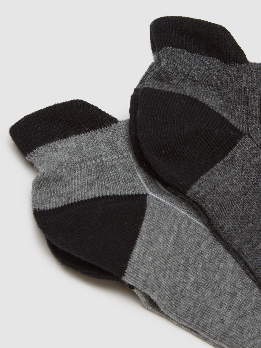 Three-pack of multicolour cotton blend ankle sports socks_1