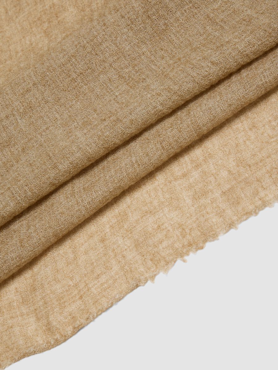 Sciarpa beige in misto lana con bordi sfrangiati_2