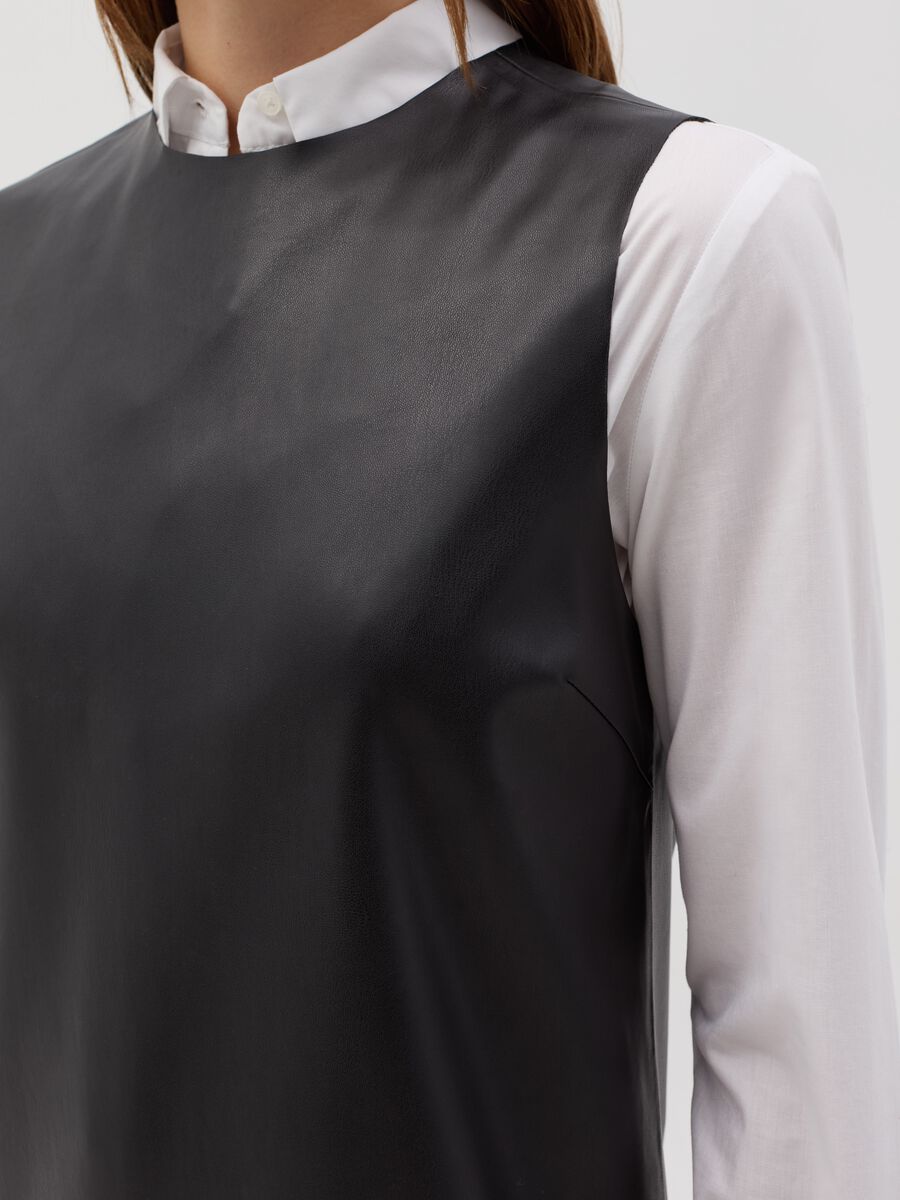 Vestito corto smanicato effetto lucido_2