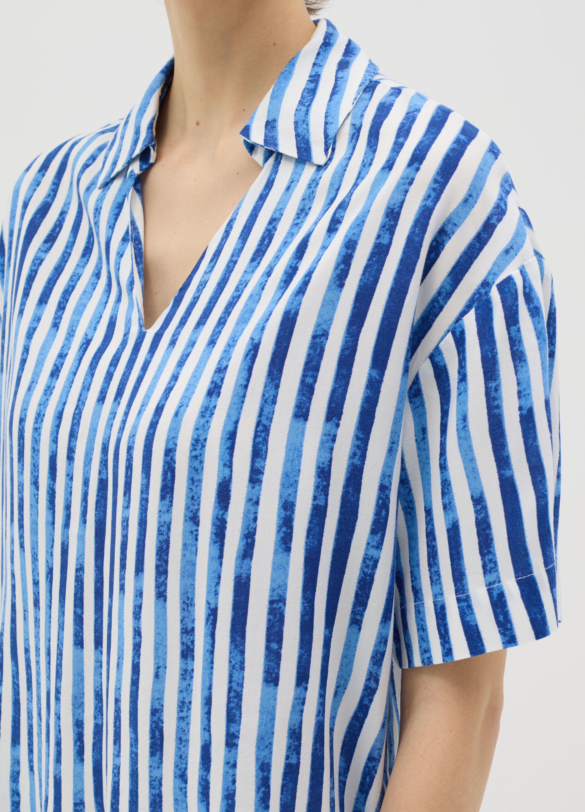 Blusa in viscosa con scollo a polo