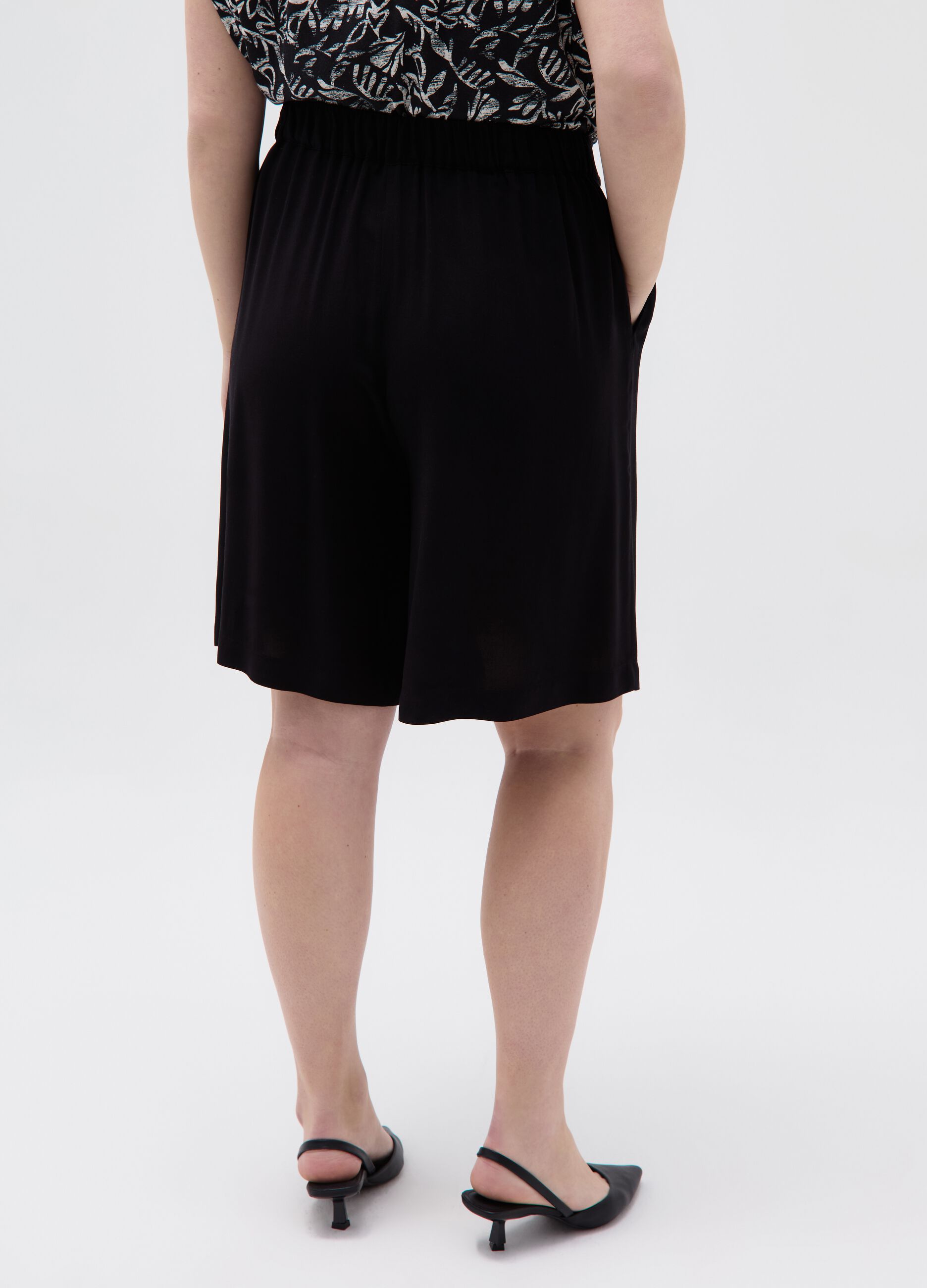 Curvy Bermuda shorts with darts and belt