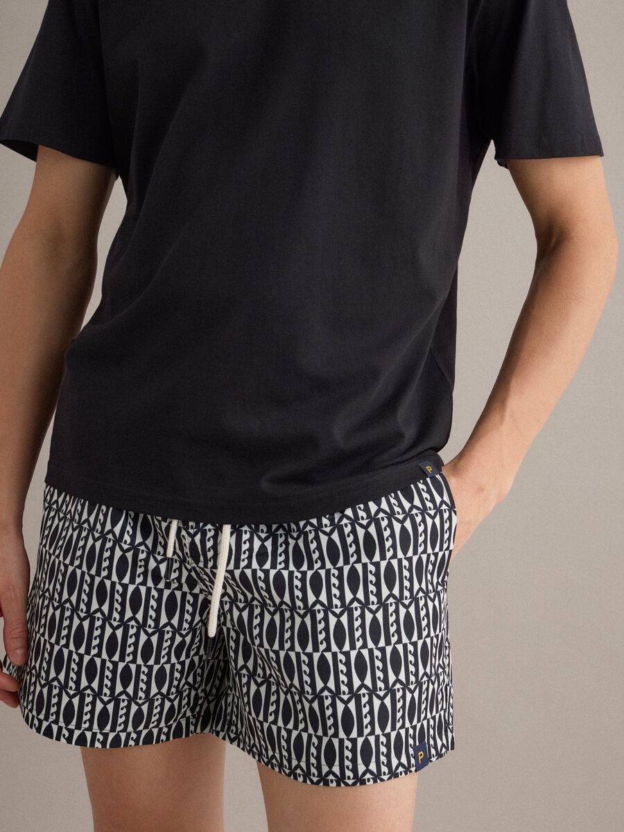 Boxer mare bianco e nero con fantasia geometrica a pesci_2