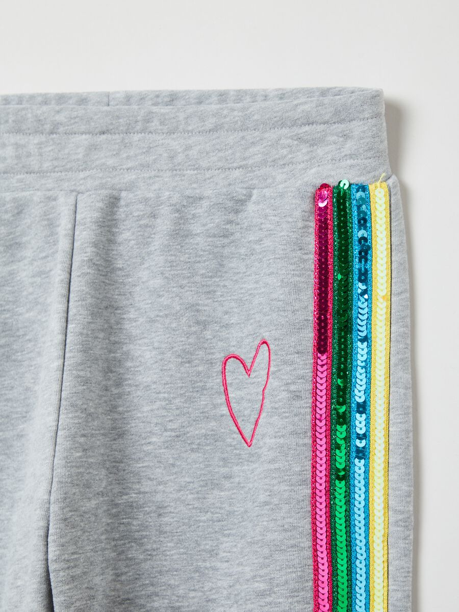 Joggers con paillettes e ricamo cuore_2