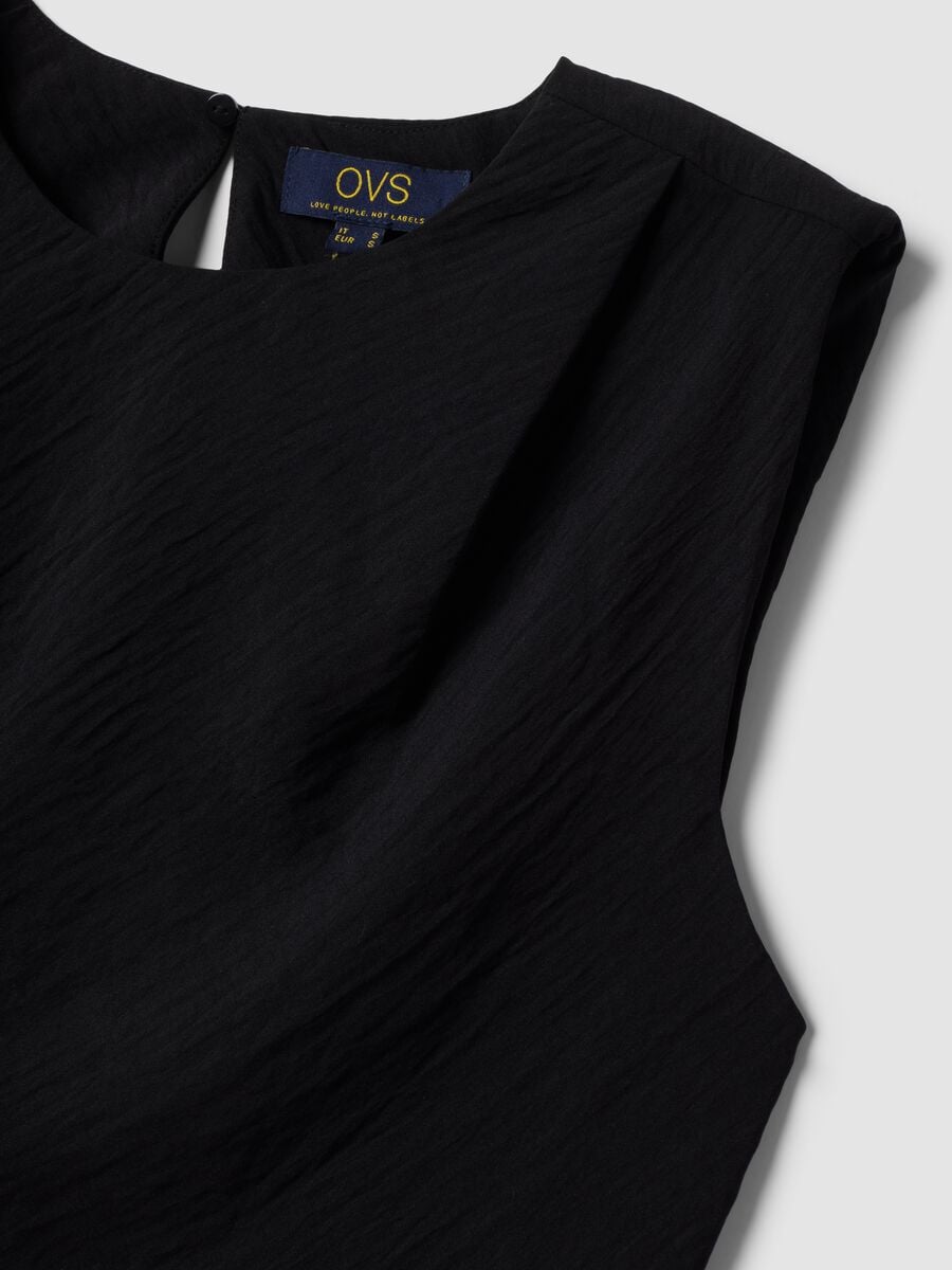 Blusa nera smanicata con texture pliss&eacute; regular fit_6