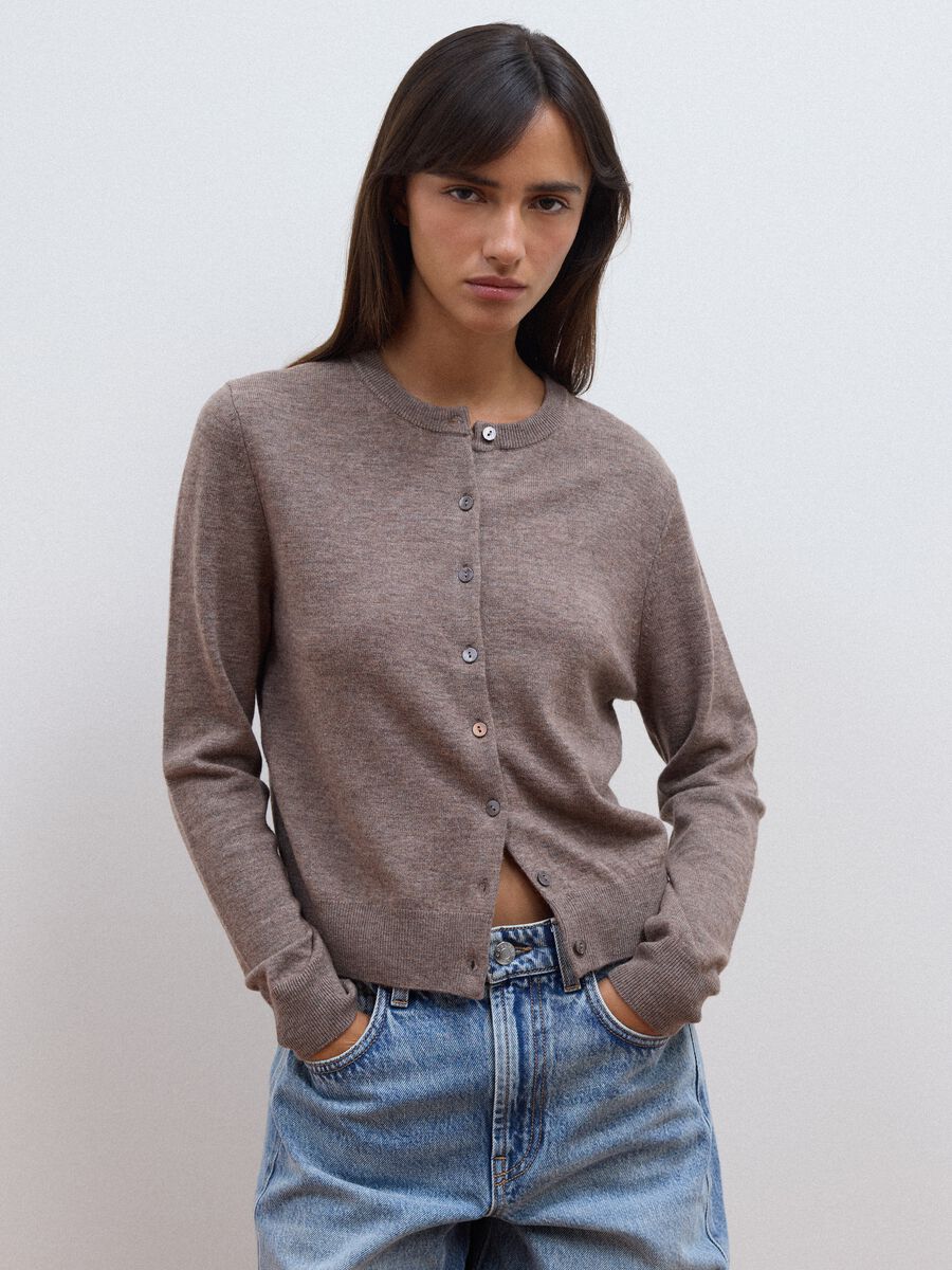 Cardigan grigio in pura lana con girocollo e bottoni regular fit_1