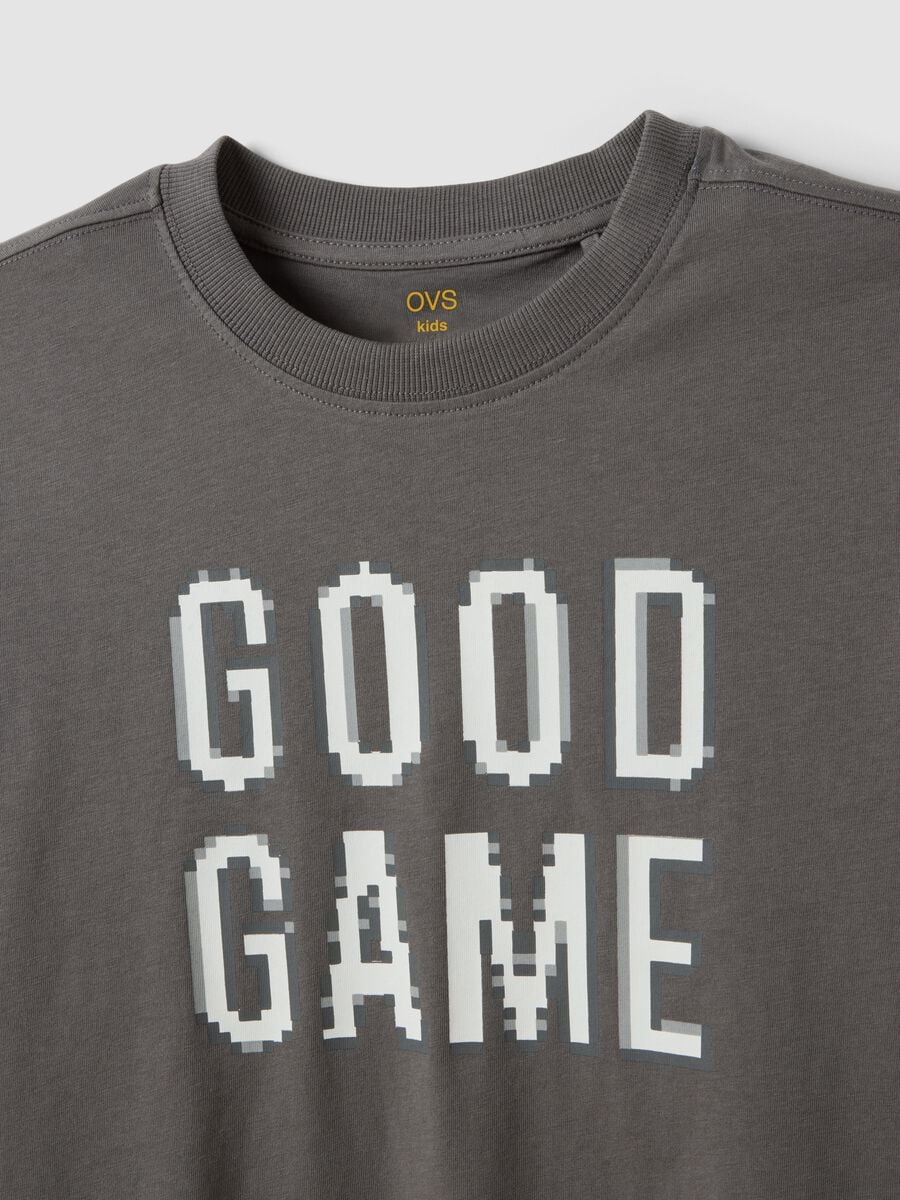 Grey pure organic cotton T-shirt with "Good Game" slogan for boys_1