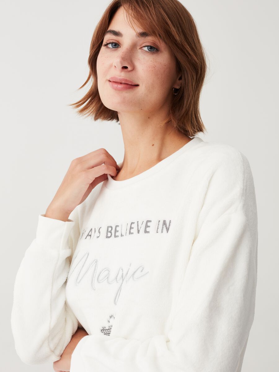 Top pigiama con ricamo lettering e cuoricini_1