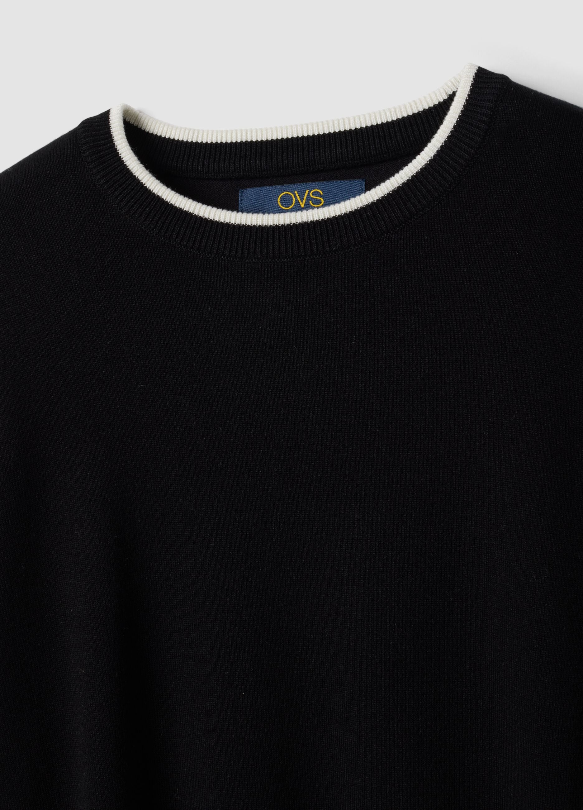Maglia nera in misto viscosa a maniche lunghe