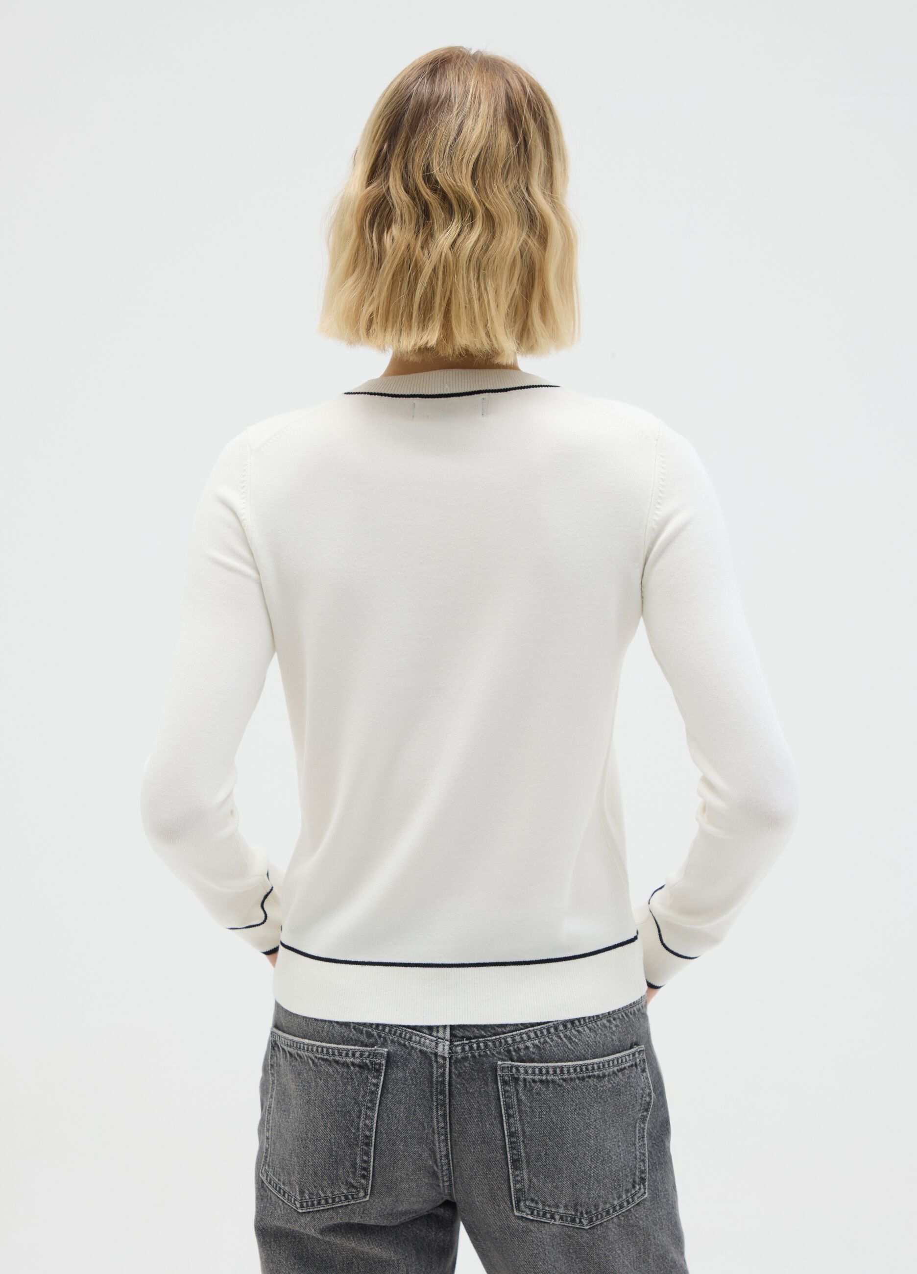 Maglione bianco con scollo rotondo