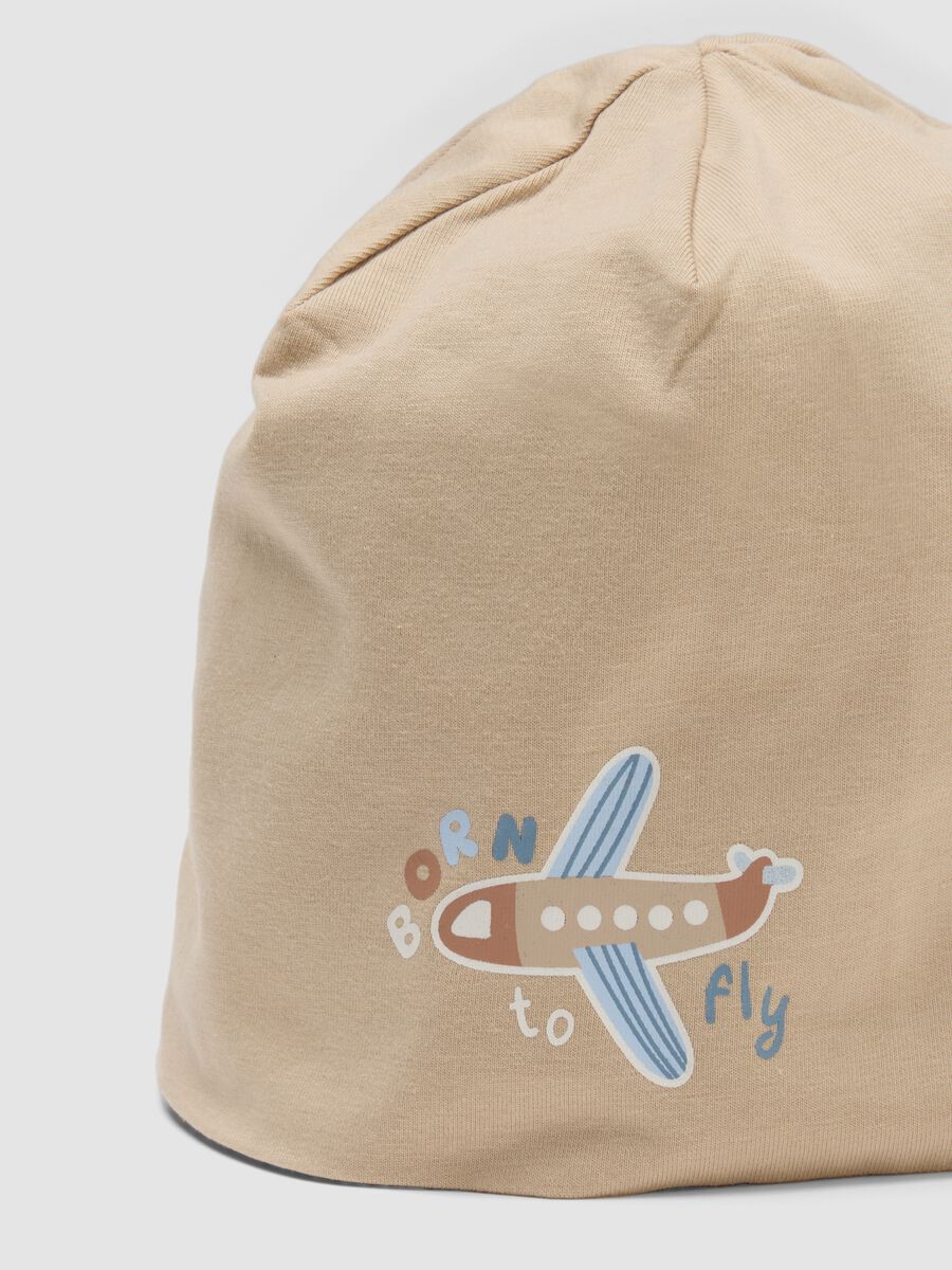 Cappello beige in cotone organico elasticizzato con stampa aeroplano_2