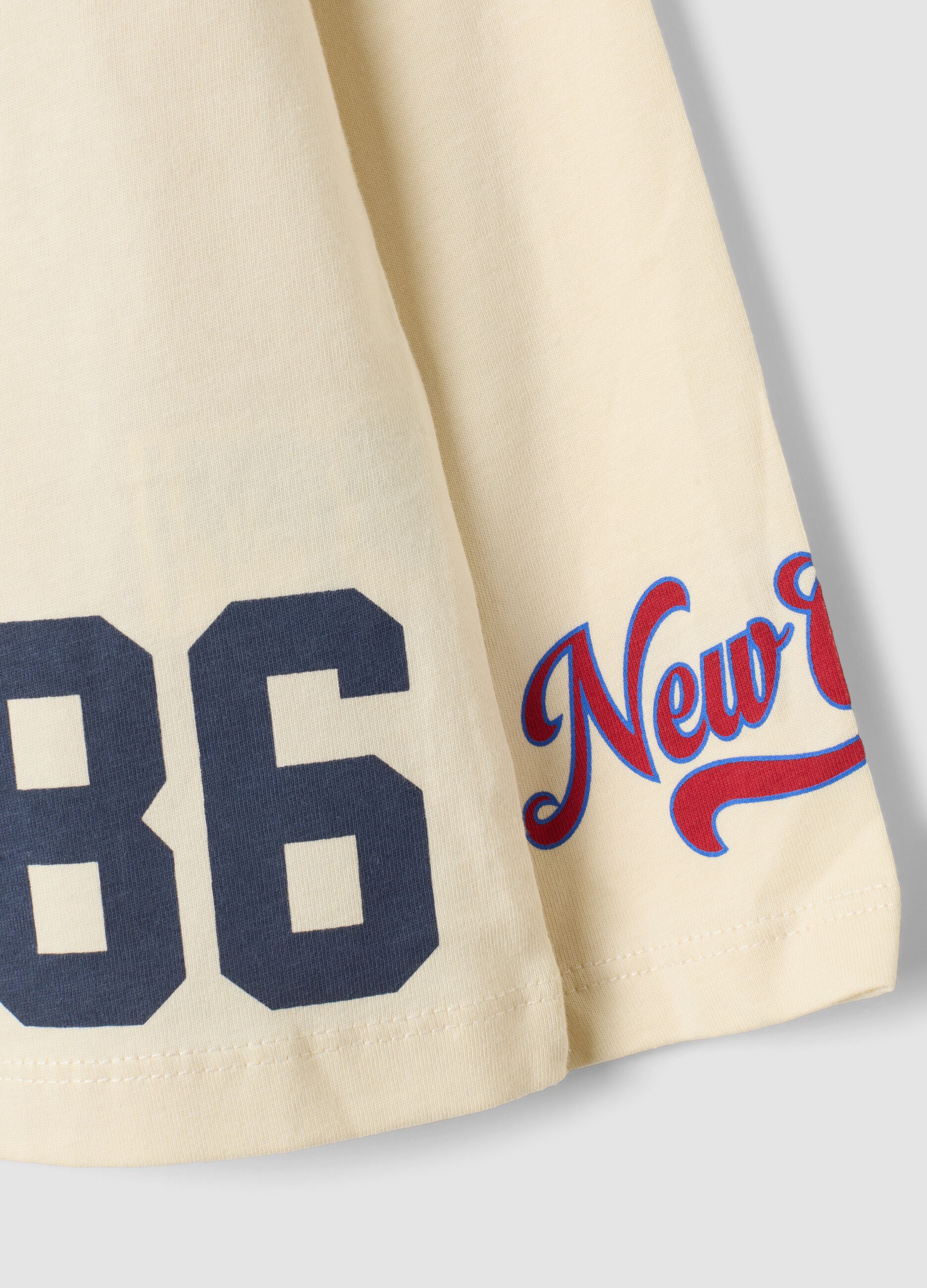 T-shirt beige in puro cotone con girocollo e stampe college per bambino
