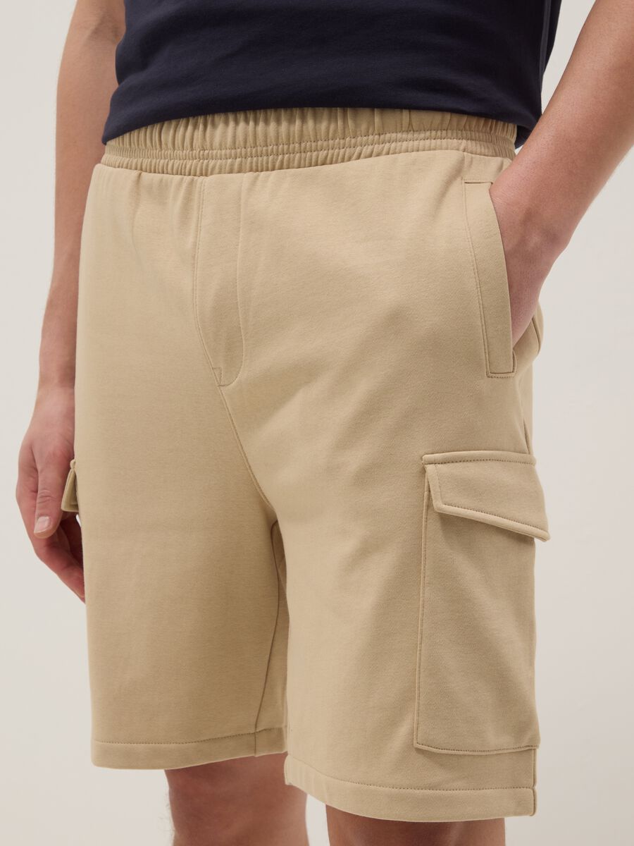 Beige cotton-blend cargo bermuda shorts_3