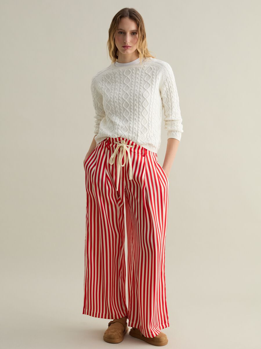 Cable-knit pullover with diamond motif_1