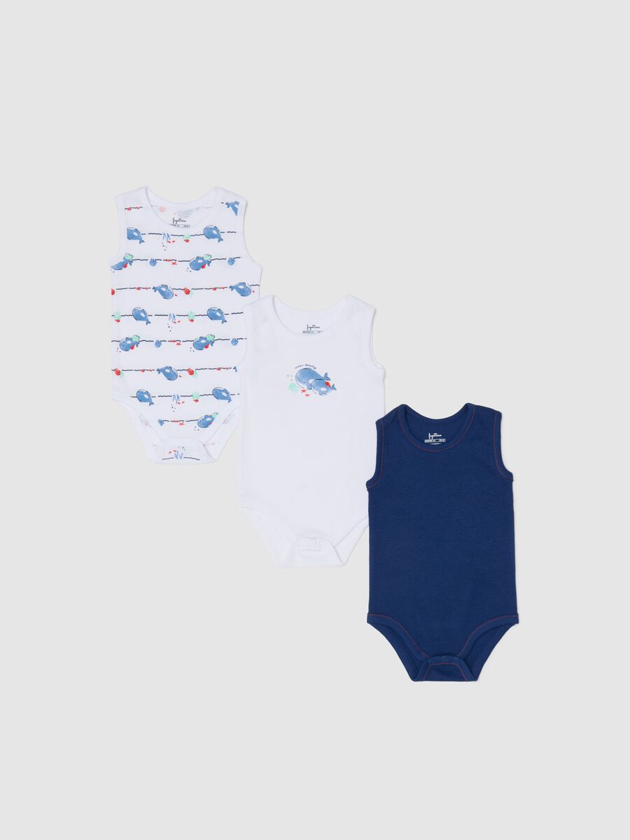 Three-pack sleeveless blue and white bodysuits in organic cotton with print_0