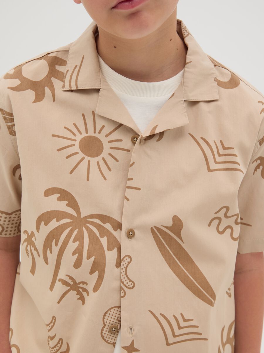 Camicia da ragazzo in puro cotone beige over fit con colletto bowling_1