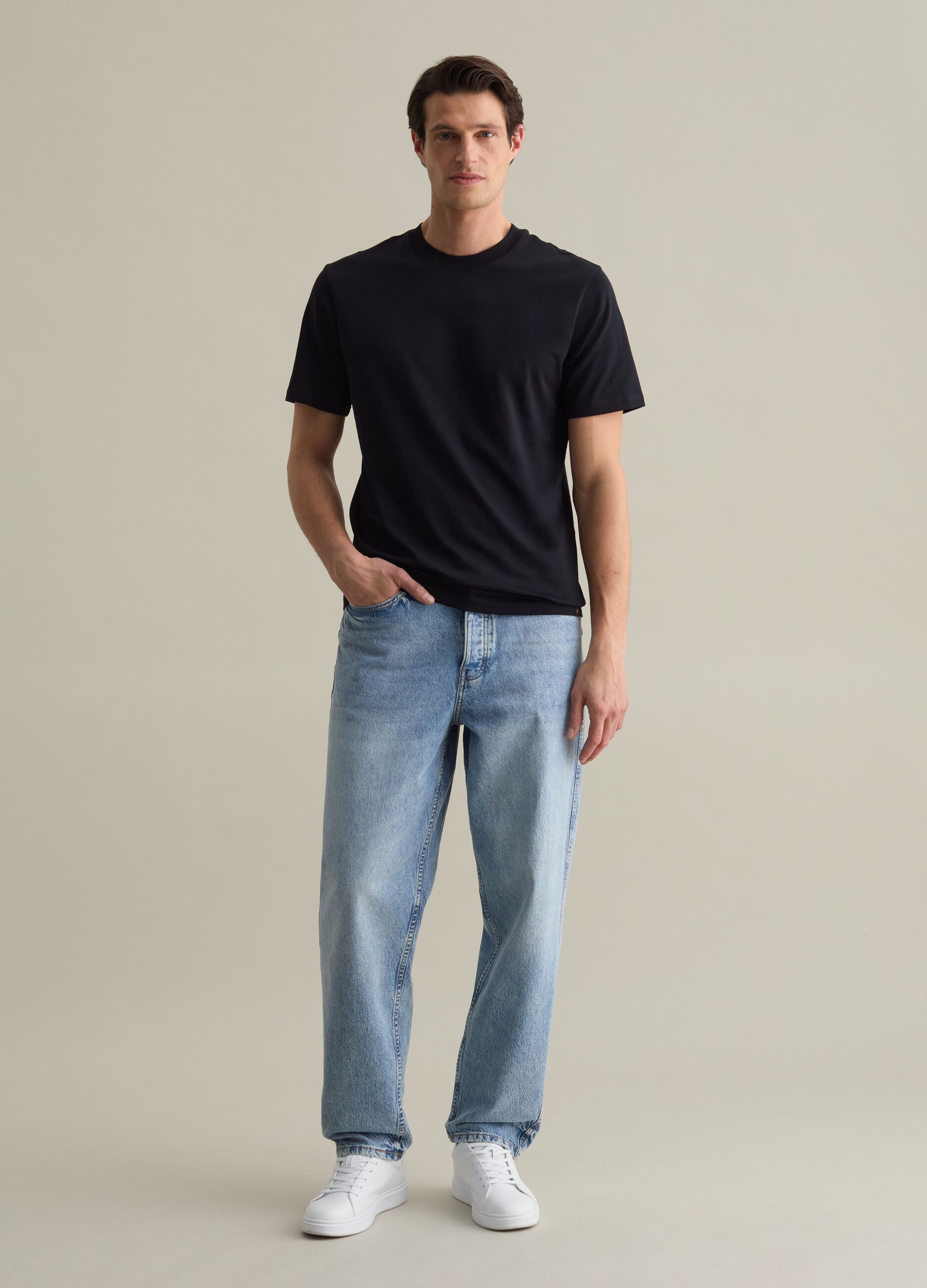 Plain cotton T-shirt with round neck.