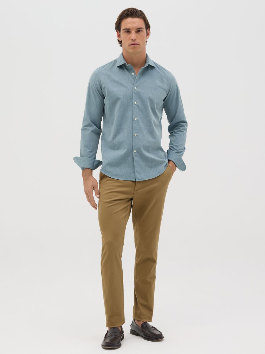 Camicia slim fit in blu chambray_1