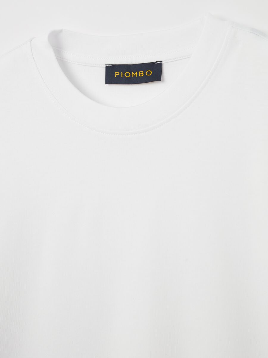 Plain cotton T-shirt with round neck._5