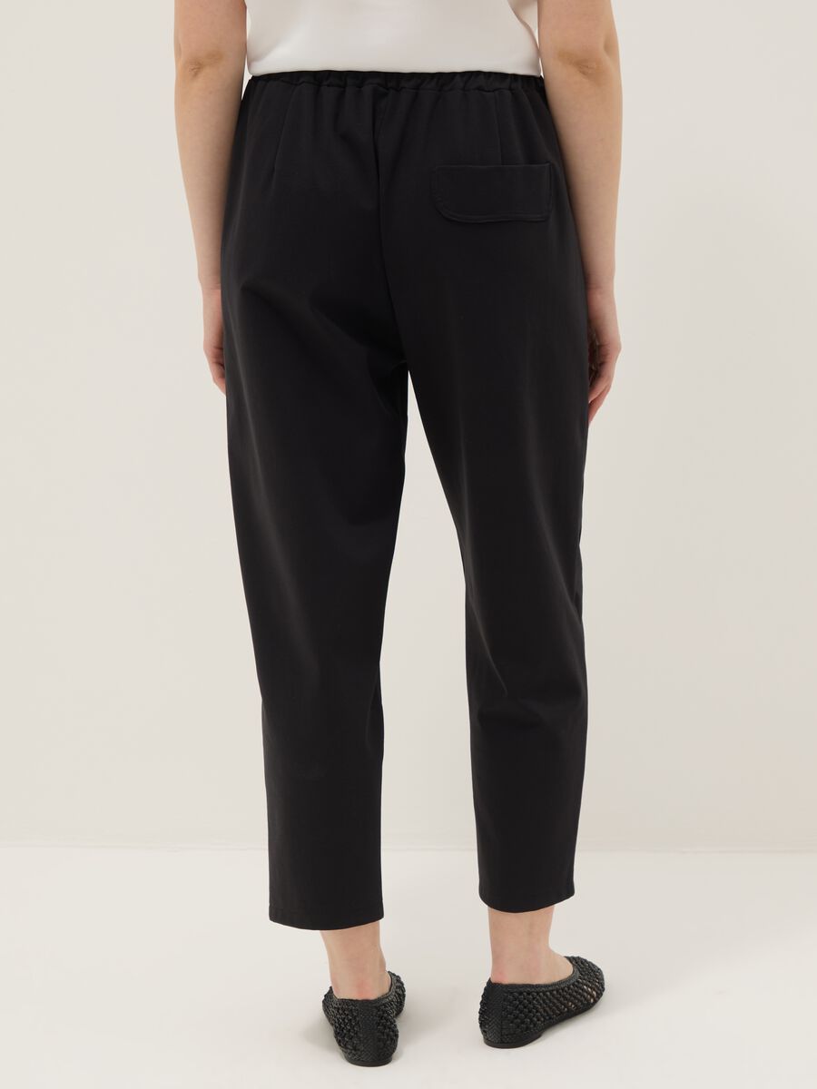 Pantaloni neri in misto cotone elasticizzato regular fit con bottoni_3