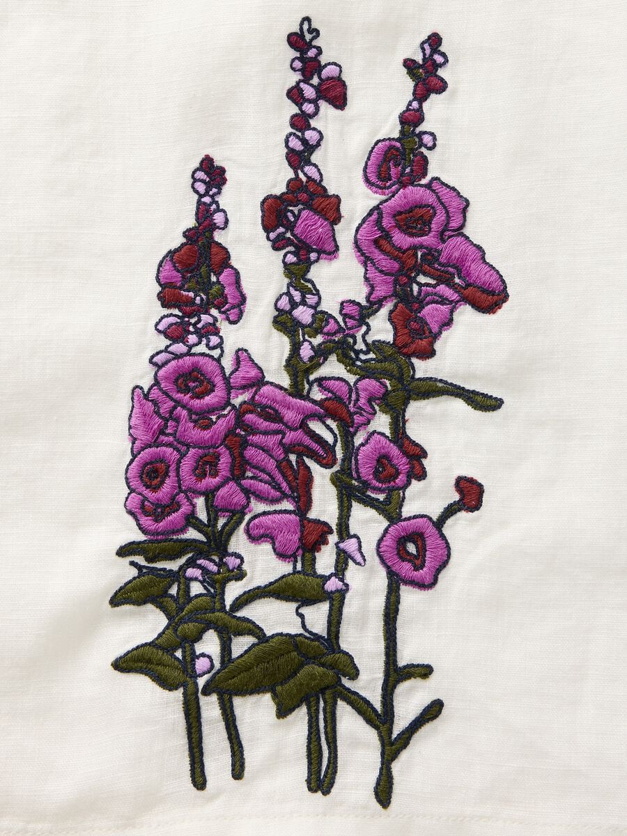White Shirt with Floral Embroidery_4