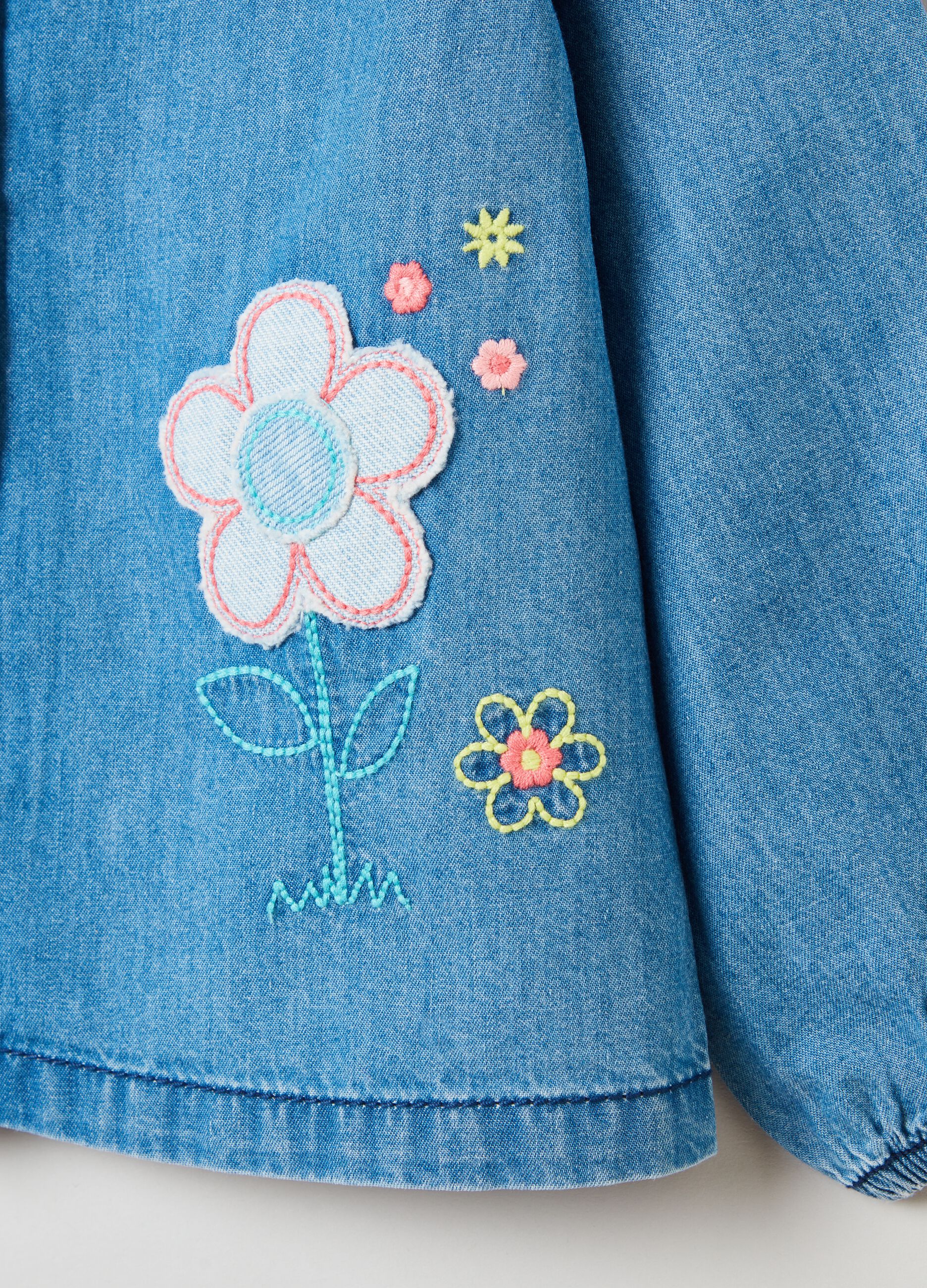 Camicia in denim con ricamo e patch