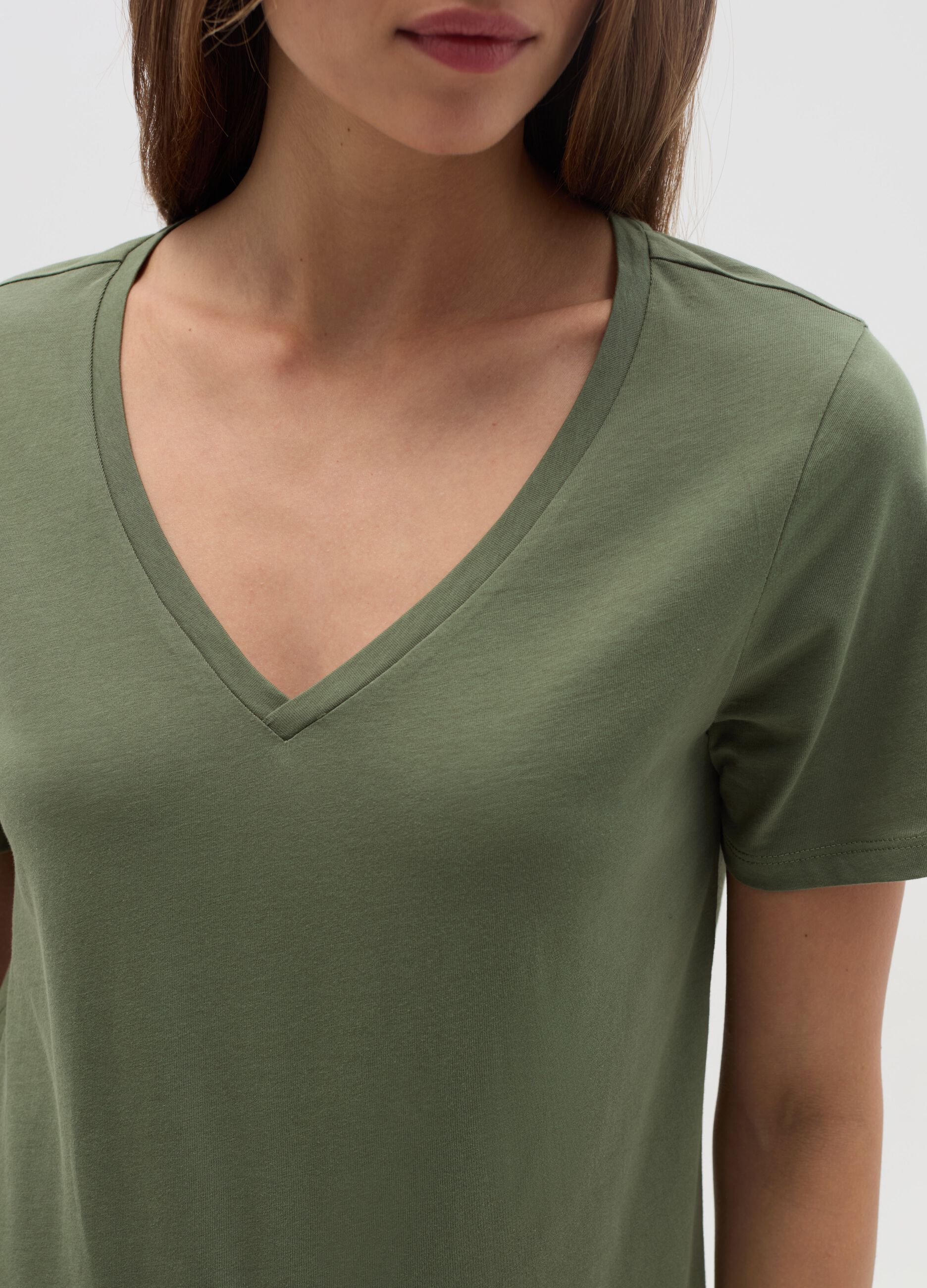 Essential V-neck T-shirt in cotton