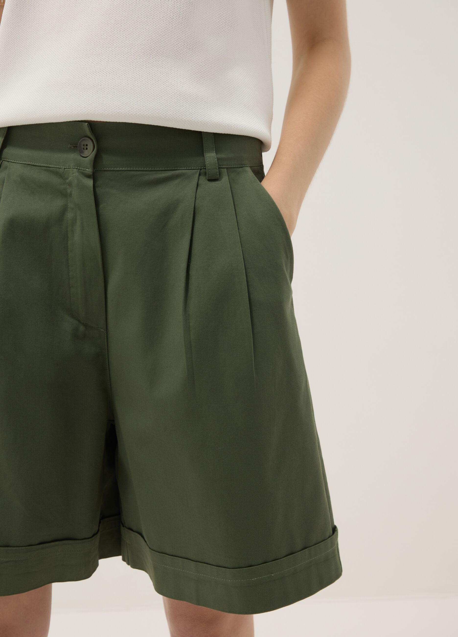 Green stretch cotton shorts