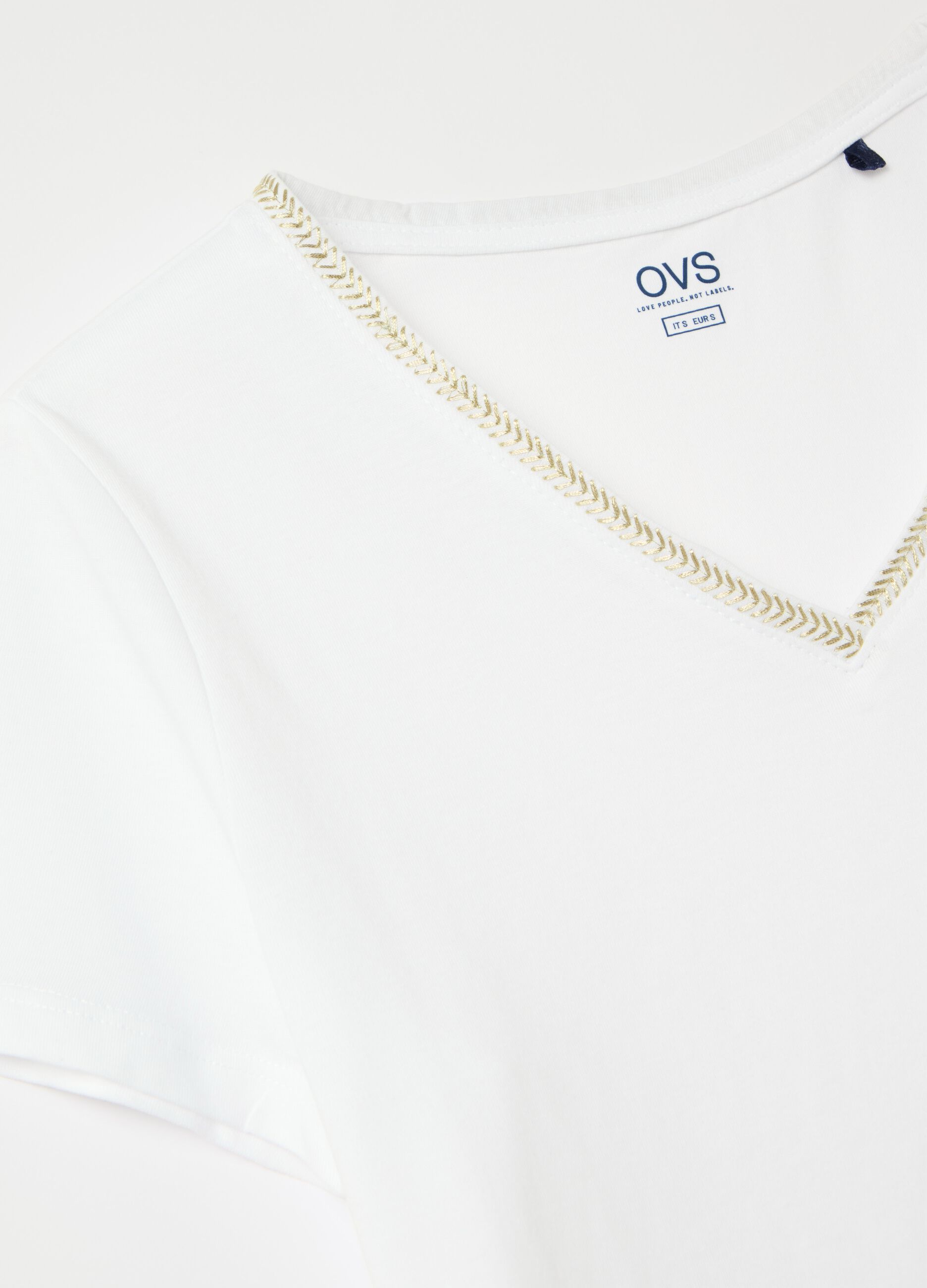 T-shirt with V neck and application