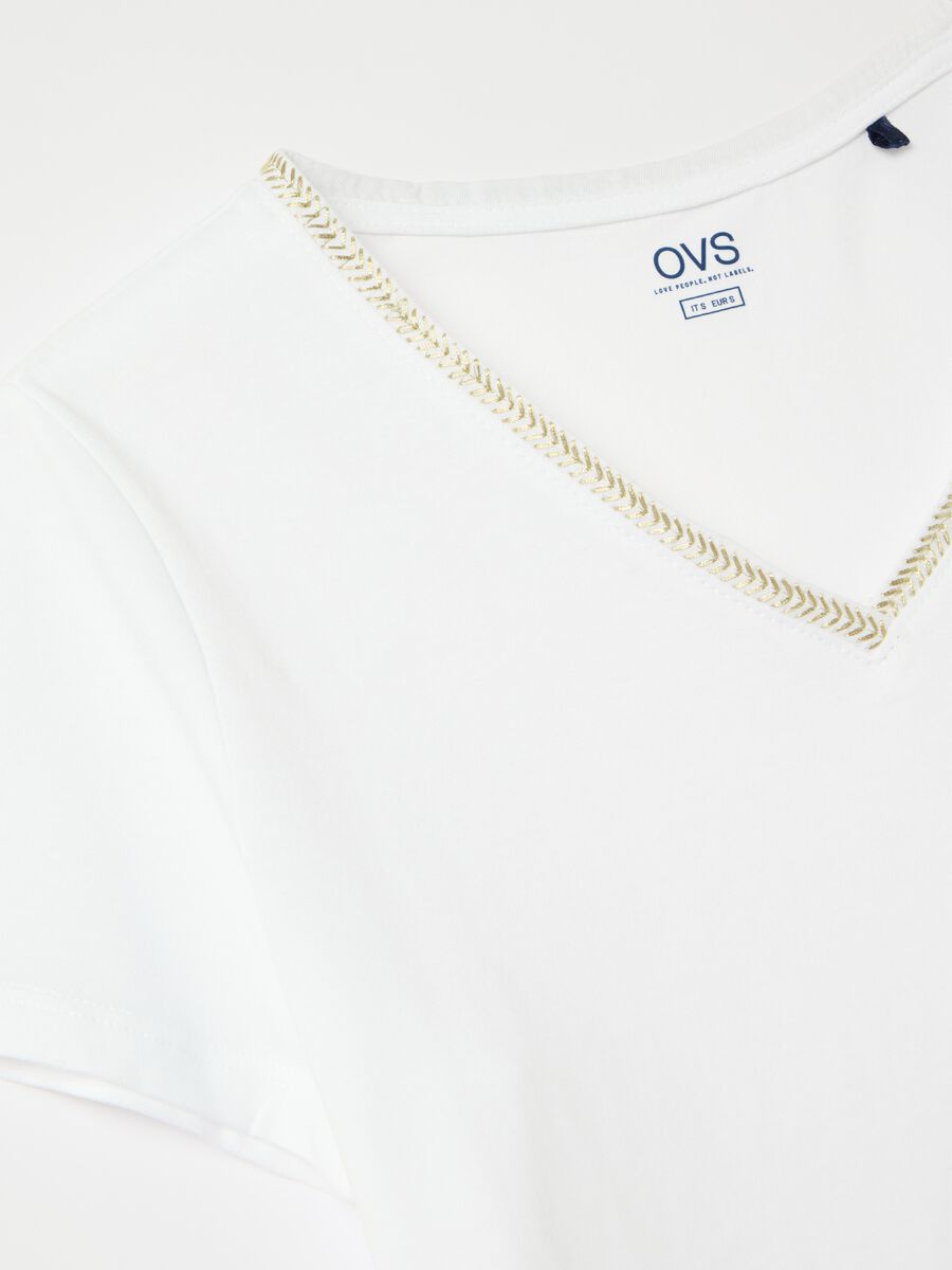 T-shirt with V neck and application_5