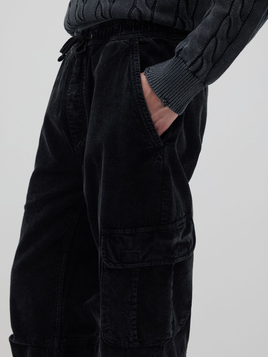 Pantaloni cargo in puro cotone neri regular fit_3