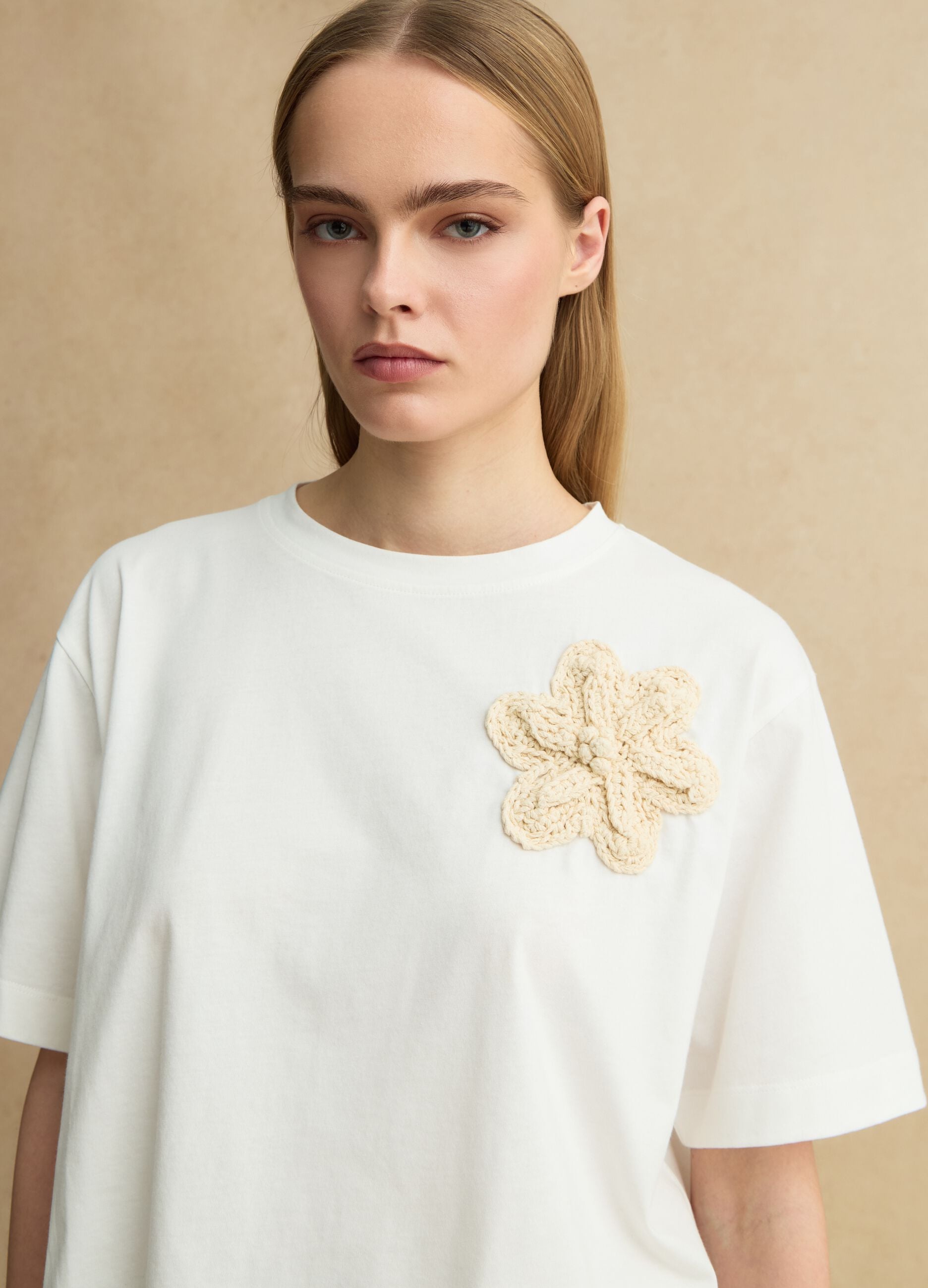 White pure cotton regular-fit T-shirt with floral appliqu&eacute;