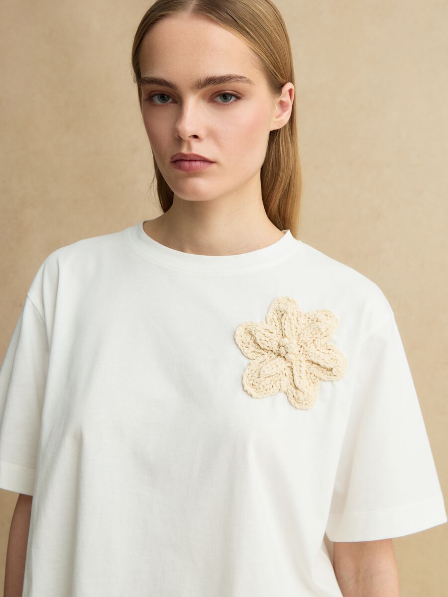 White pure cotton regular-fit T-shirt with floral appliqu&eacute;_0