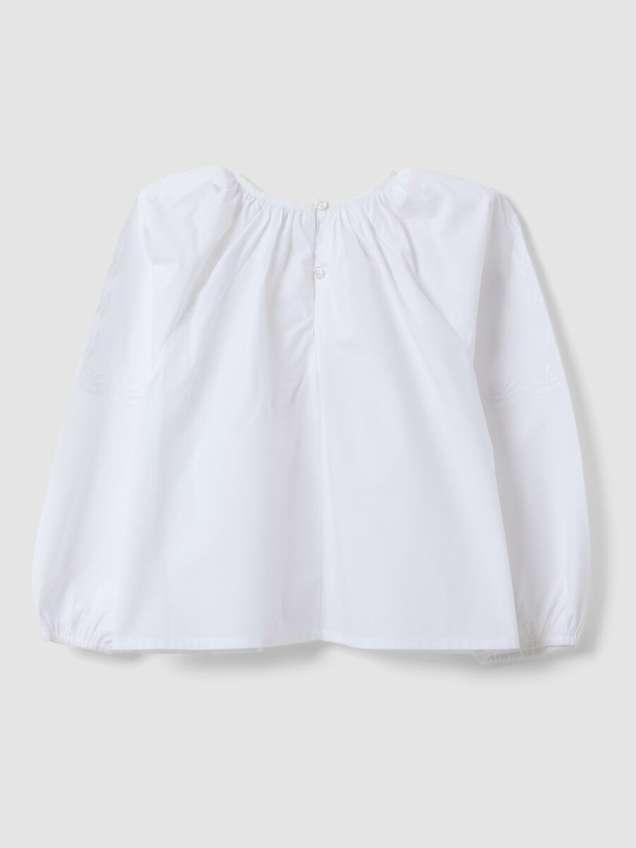 Blusa bianca in puro cotone con ricami e scollo arricciato per bambina_1