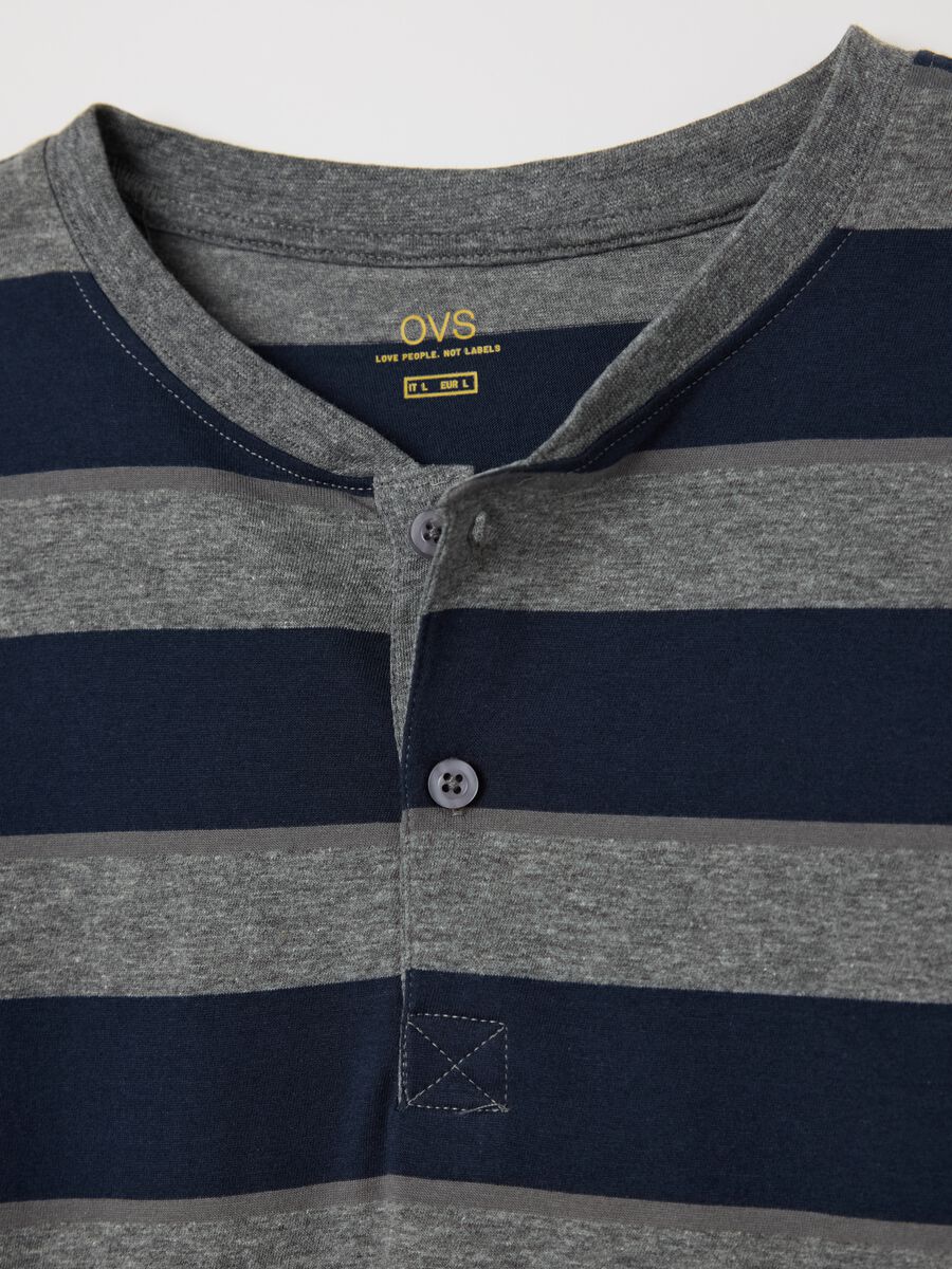 Short blue and grey pyjamas in cotton with striped pattern_5